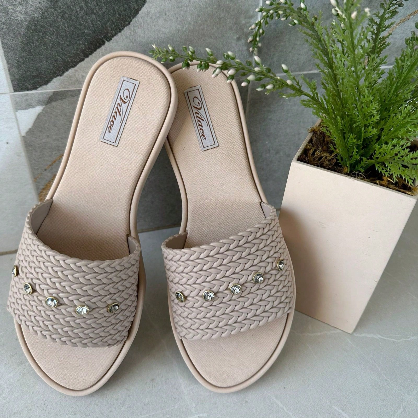 Rasteira Slide Nude com Strass: O Brilho Sofisticado que Une Conforto e Glamour Instantâneo