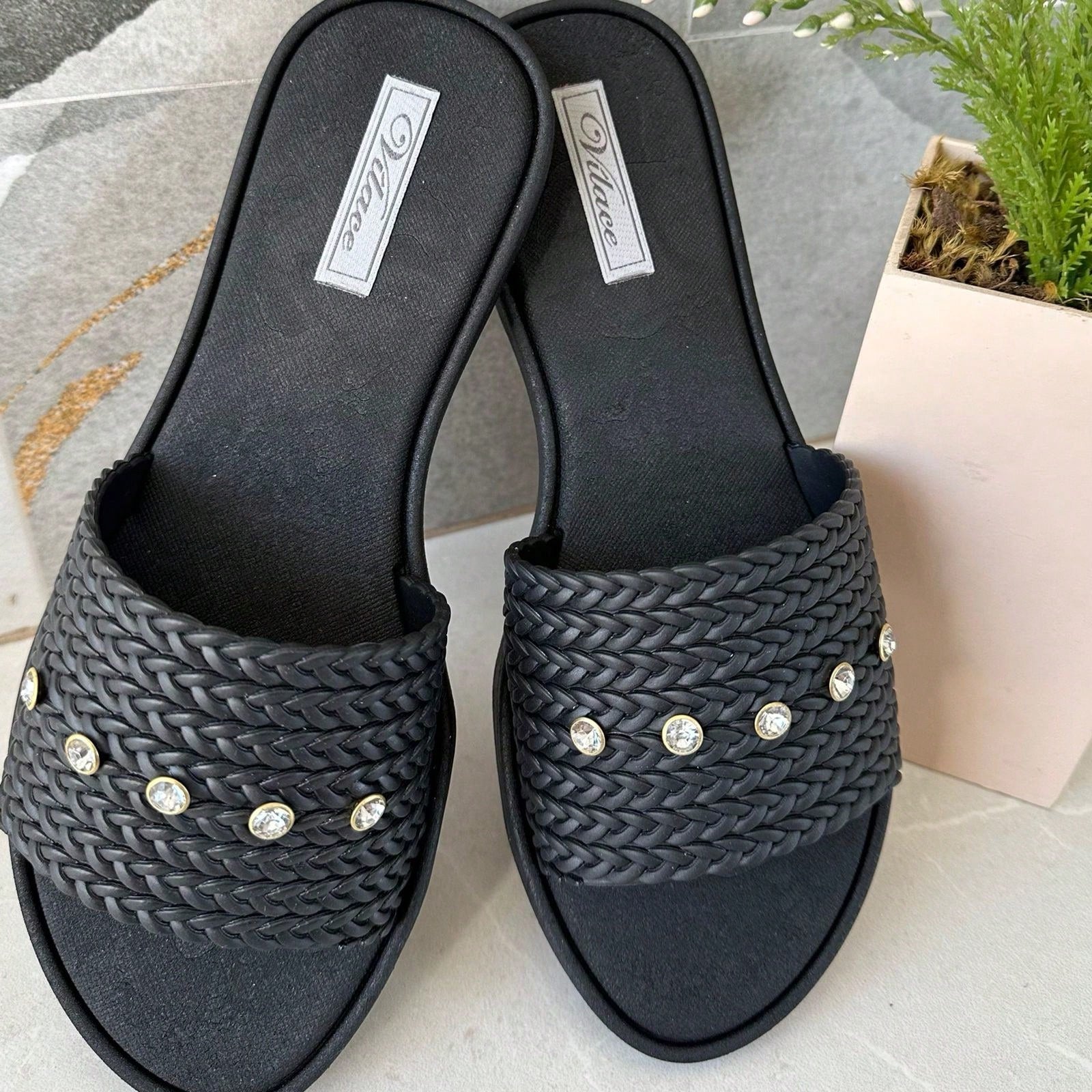 Rasteira Slide Nude com Strass: O Brilho Sofisticado que Une Conforto e Glamour Instantâneo