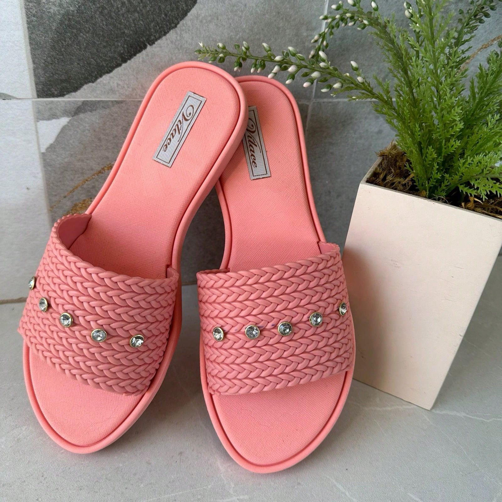 Rasteira Slide Nude com Strass: O Brilho Sofisticado que Une Conforto e Glamour Instantâneo