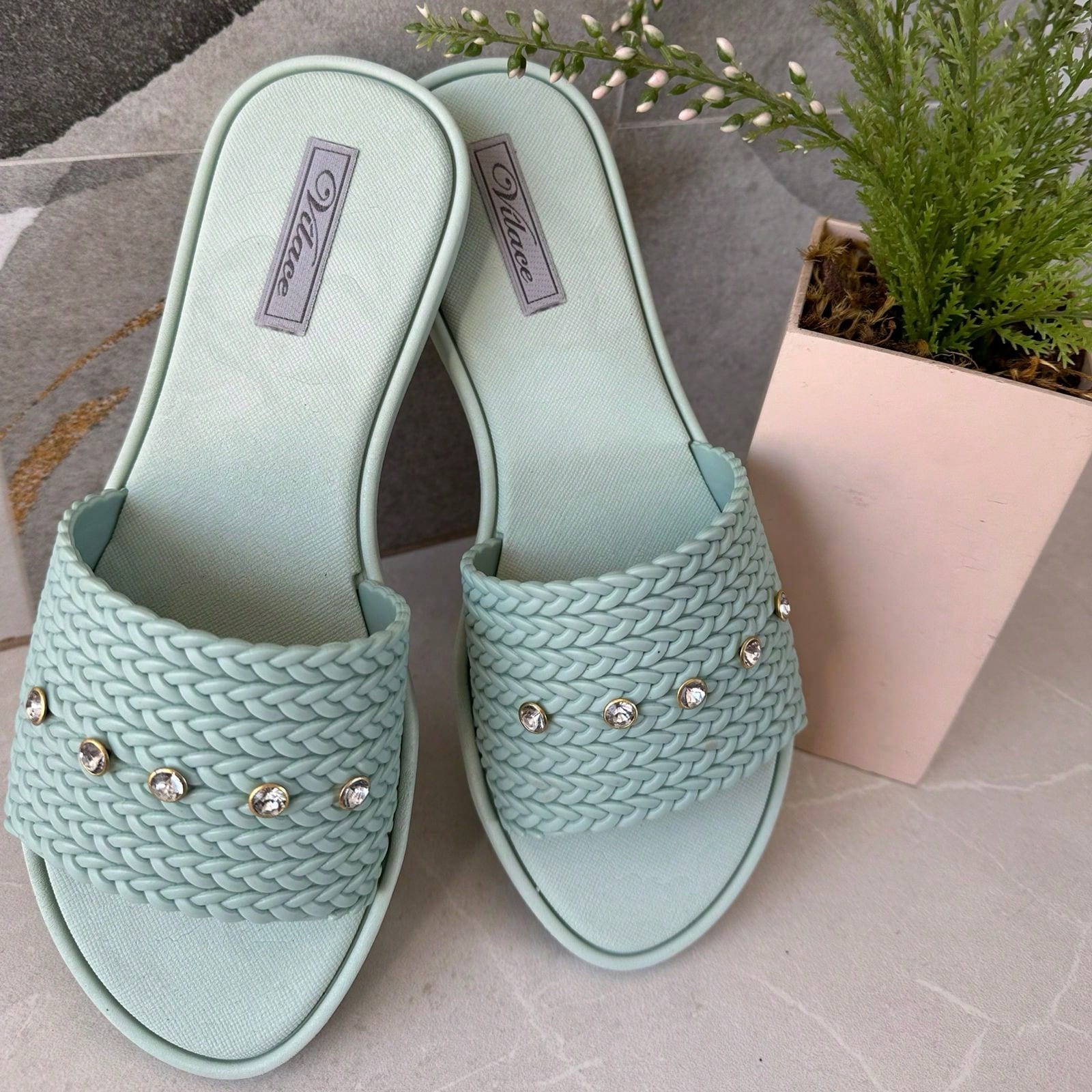 Rasteira Slide Nude com Strass: O Brilho Sofisticado que Une Conforto e Glamour Instantâneo