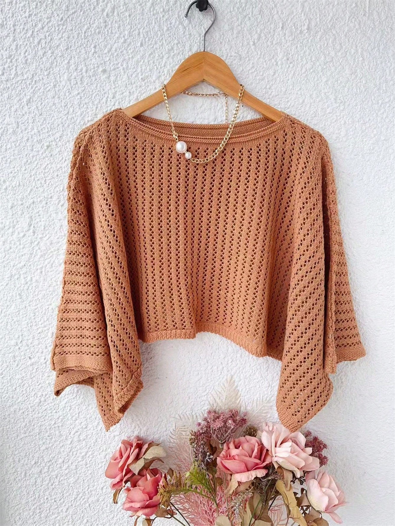 O Toque Boêmio-Chic do Outono: Poncho Cropped em Tricot com Tramas de Crochê