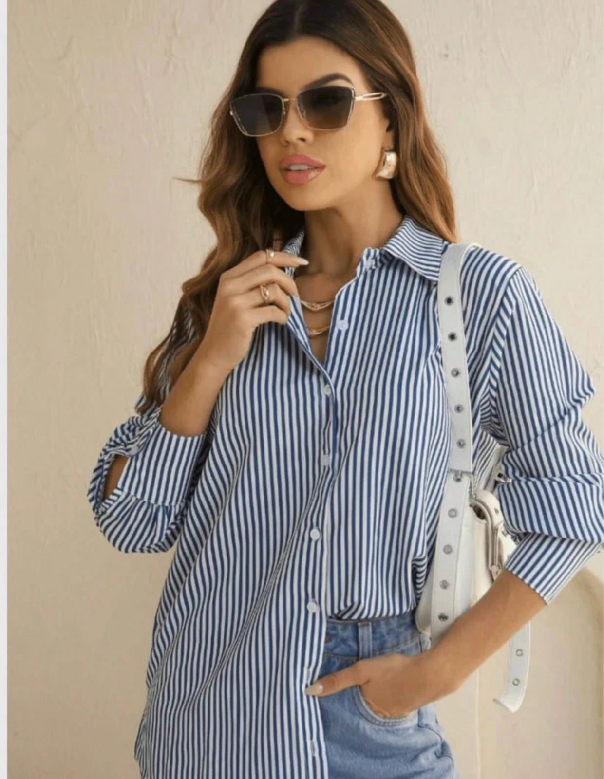 Camisa Listrada Clássica em Crepe Premium: Elegância sem Esforço do Escritório ao Dia a Dia