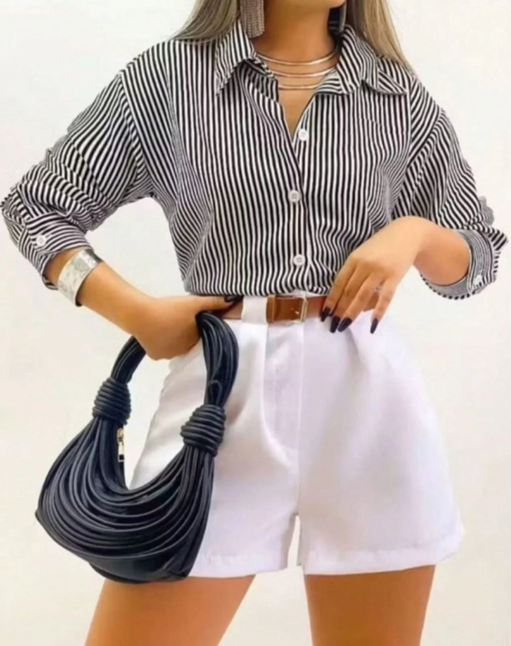 Camisa Listrada Clássica em Crepe Premium: Elegância sem Esforço do Escritório ao Dia a Dia