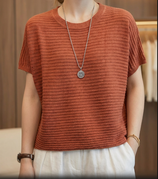 Blusa de Malha Gola Redonda Vinho — A Sofisticação Essencial que Abraça seu Dia a Dia